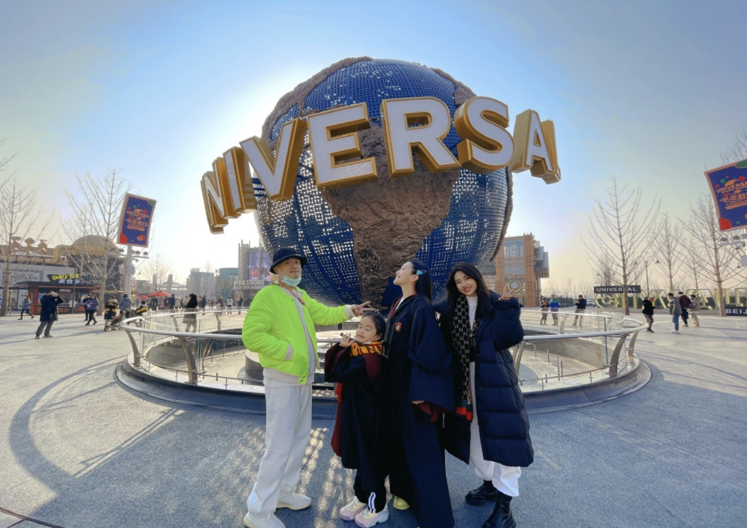 包贝尔环球影城度假，回应柳岩事件后好心情不减，饺子穿吴京同款