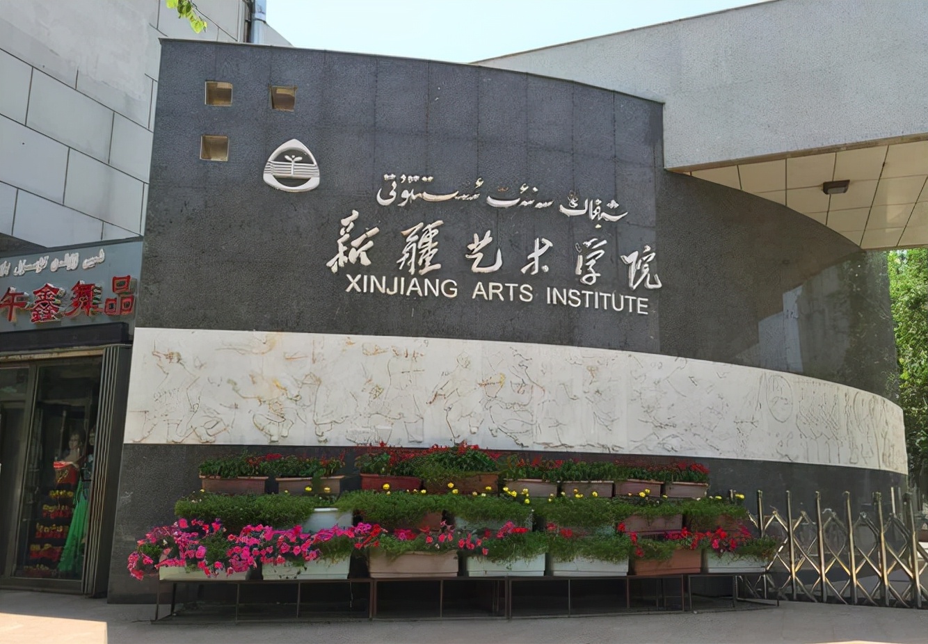 从普通销售员到收视女王，迪丽热巴的背景，远比你想象得复杂