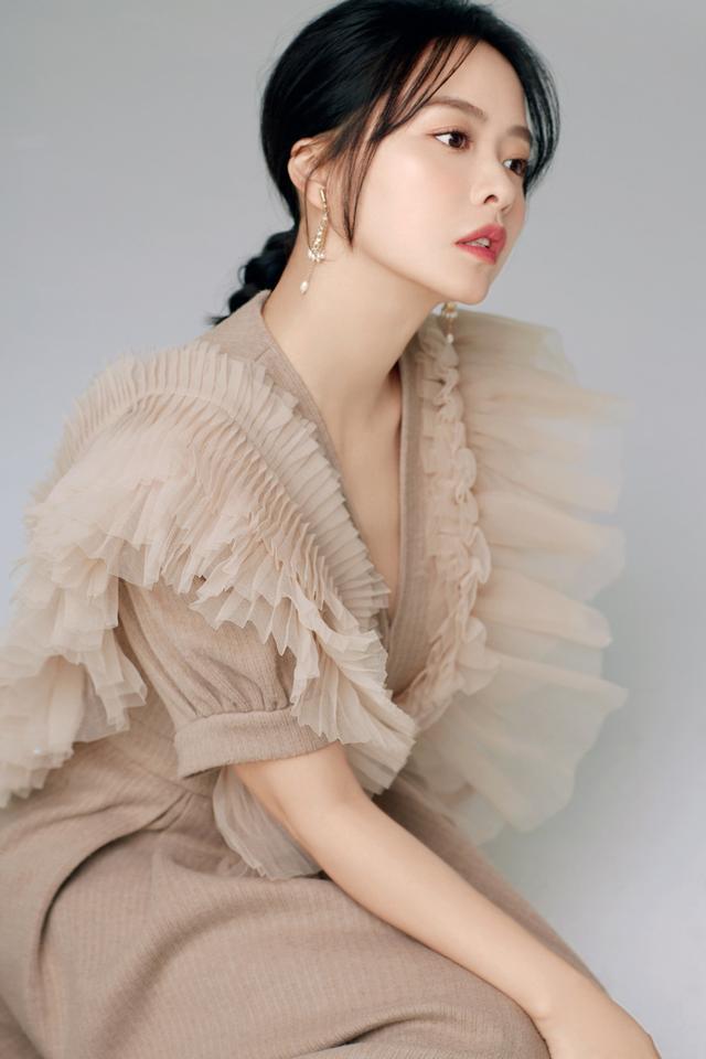 杭州青年演员氧气明星余心恬,剪去20年刘海,少女风突变气质御姐