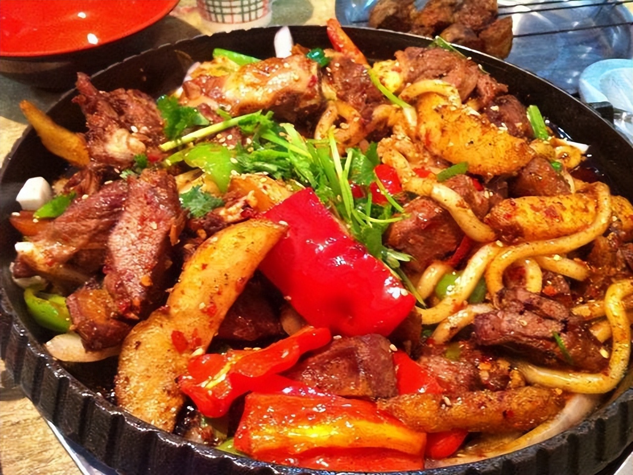 2,炕羊排盛一碗热汤,吃一口面,喝一口汤,真是美滋滋,和辣椒油,韭菜,蒜