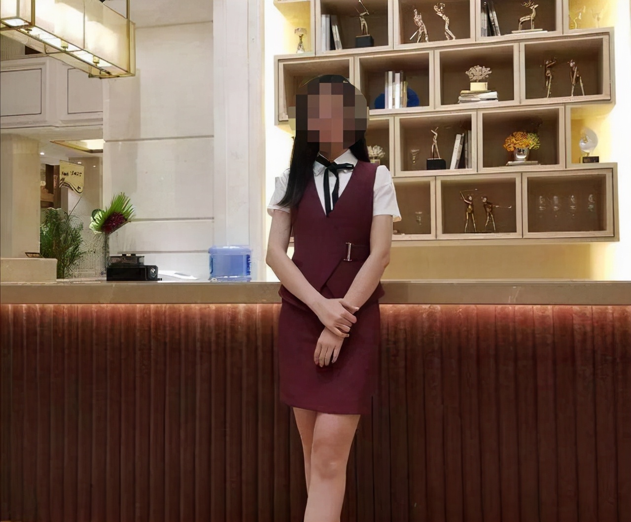 女大学生因想买7000元的裙子，到酒吧做兼职模特，最终结局如何？