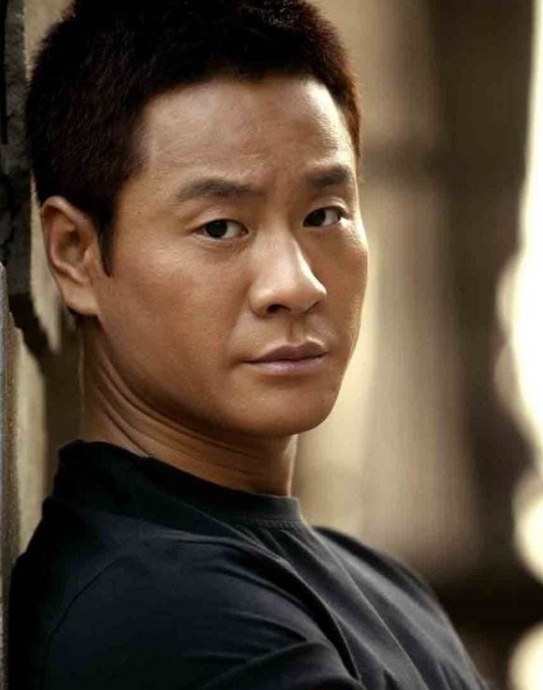 离婚13年后，连奕名和陈佳妍的生活状况有何不同？