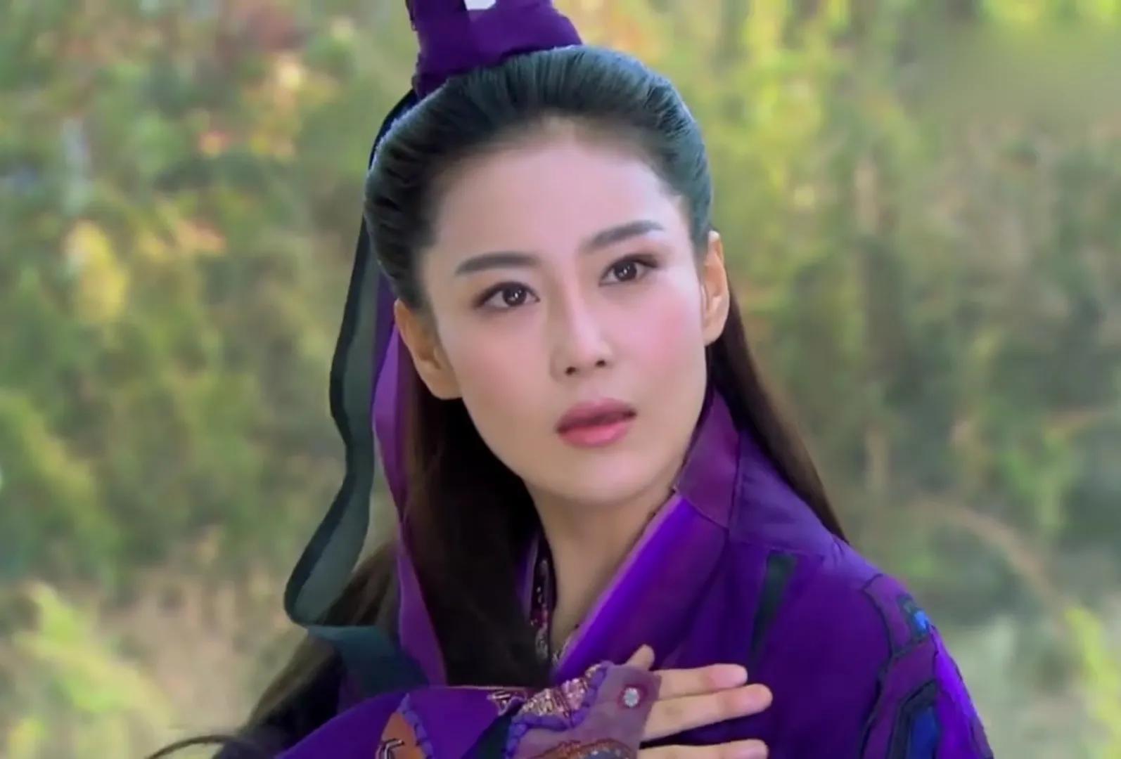 李莫愁长相真的很赞,不过由于是于正执导,剧情自然不堪入目,造型艳俗