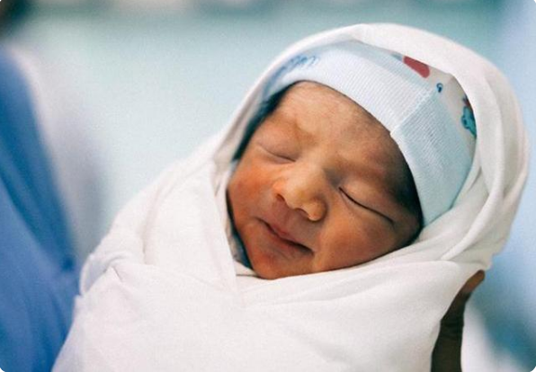 刚出生的婴儿能亲吗(新生儿出产房后) - 乐宝宝贝