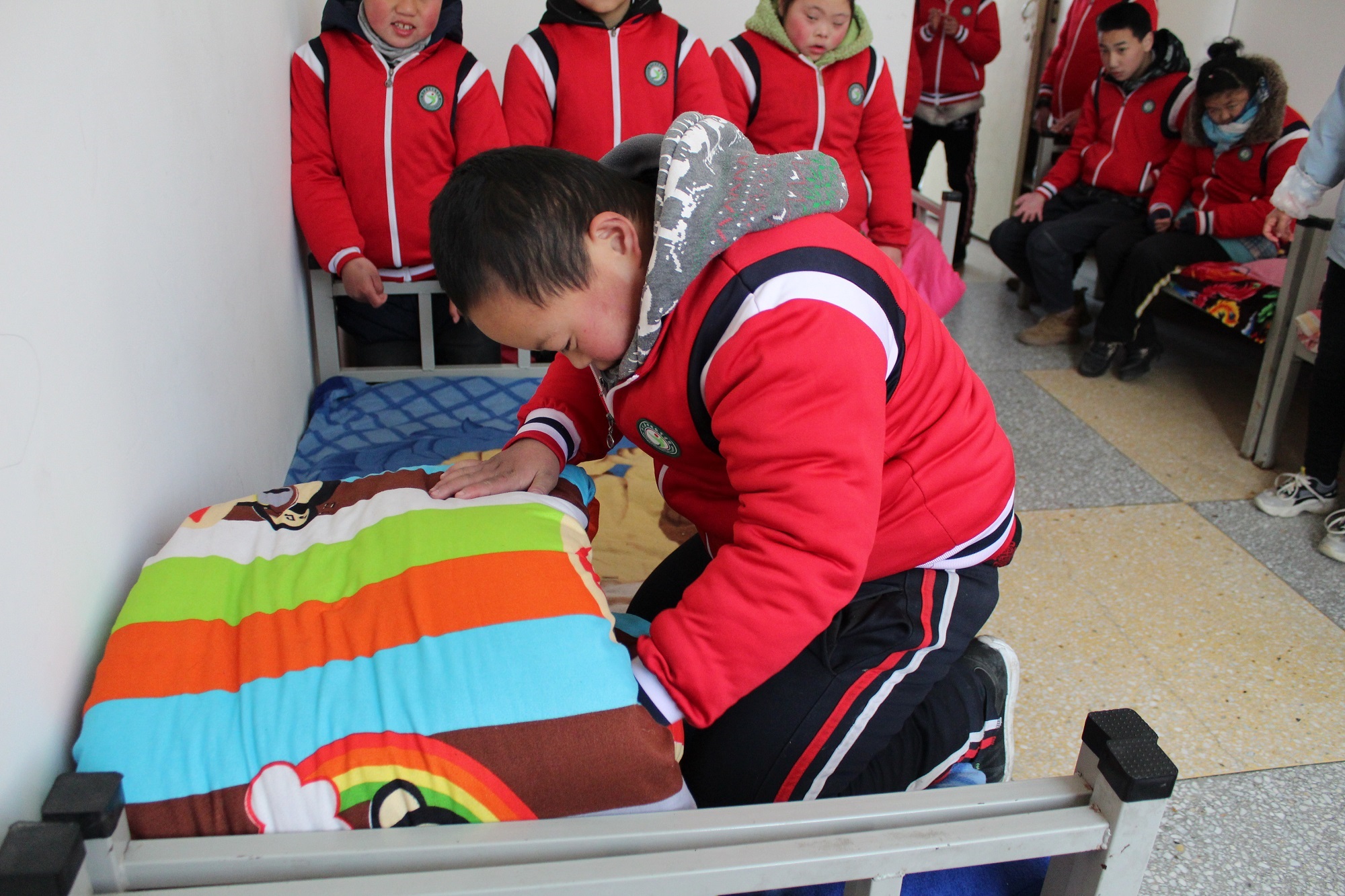 强化养成教育，提高生活技能