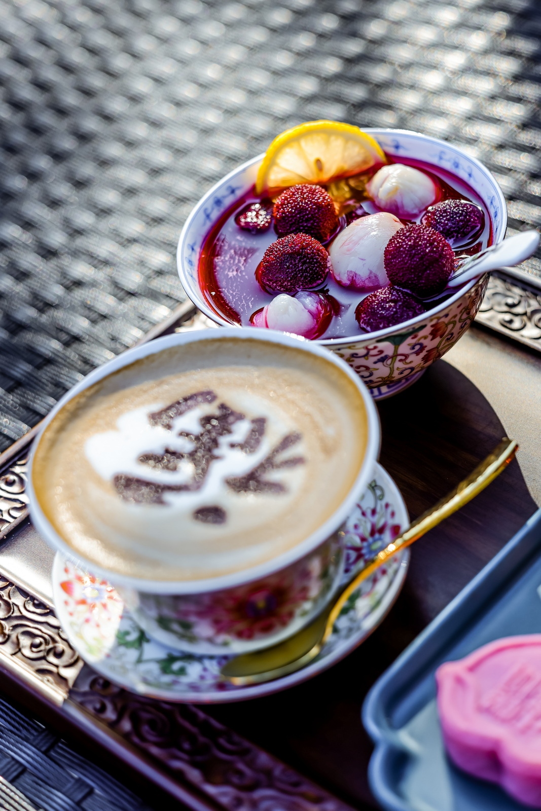 随着室内装潢好看甜品用心设计的咖啡馆,甜品店的兴起和社交网络的