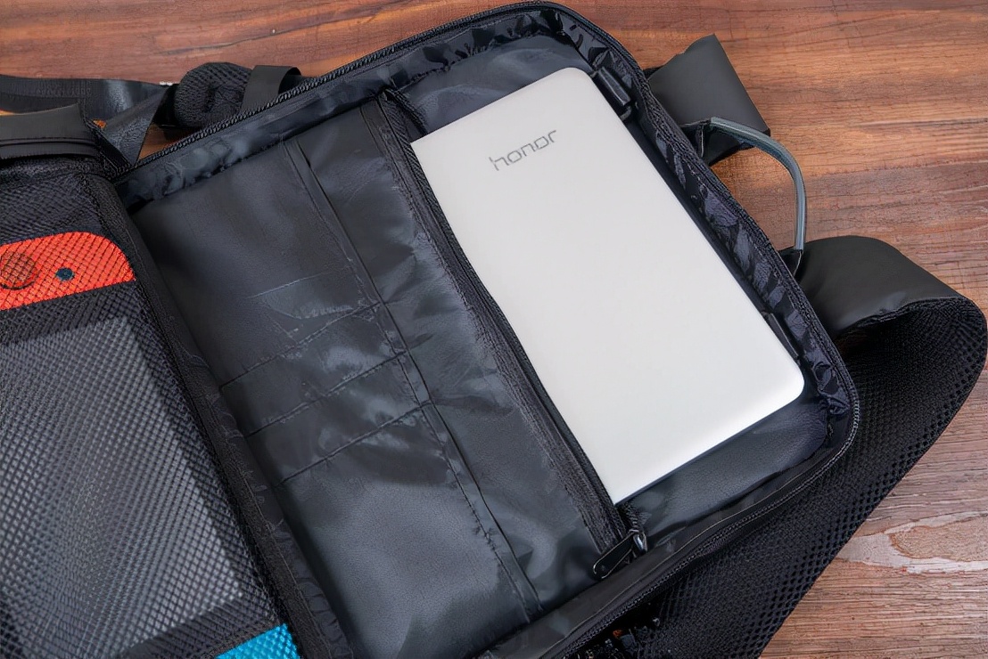 颜值与空间兼得，好看又能装，光影行星宙斯双肩包体验