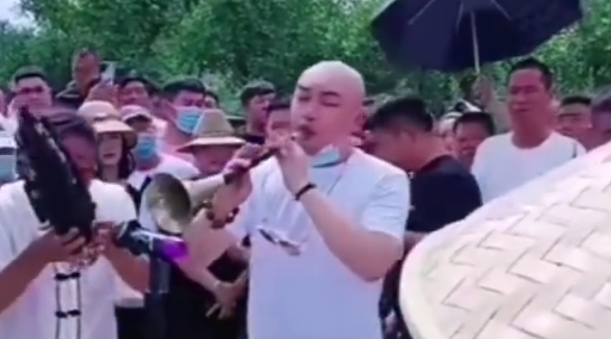 赵本山徒弟程野接白活，吹唢呐收50W出场费，网友：丧事成演唱会