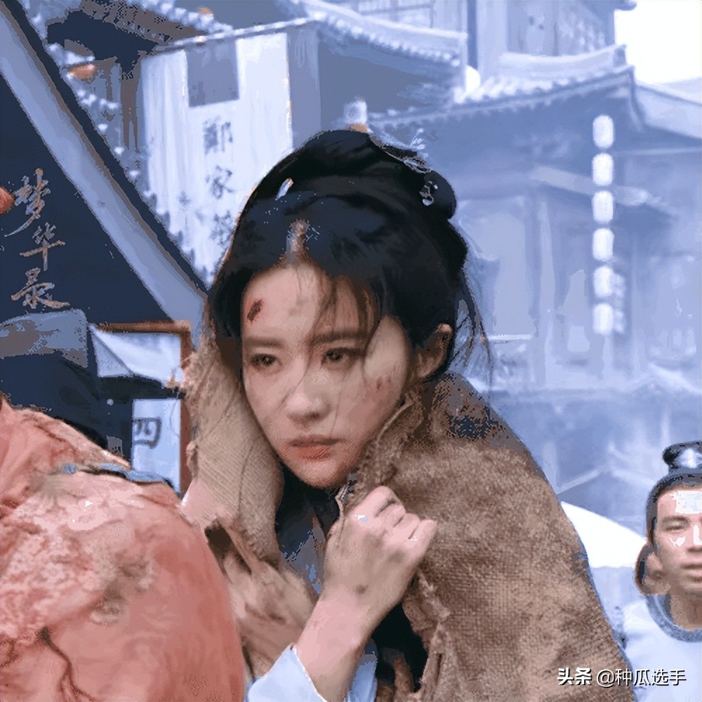 刘亦菲一件羽绒服穿10年不算啥，天仙也曾是丑衣服收藏家啊