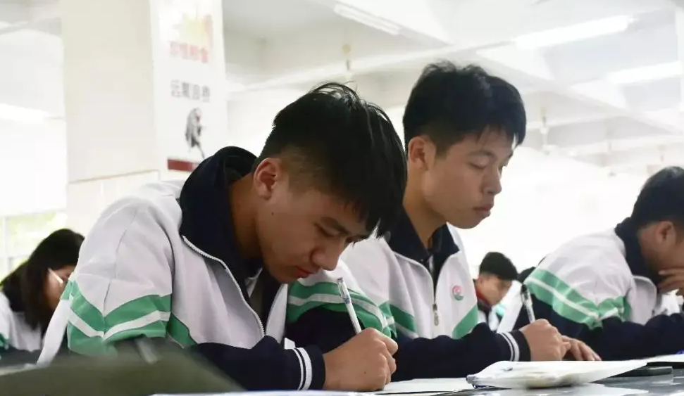 高考分数和模拟考分数差多少？学霸的答案很中肯，考生可以放心了