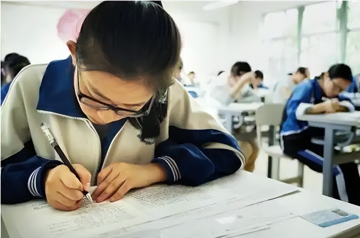 为啥高考规定用2b铅笔？看过扫描试卷心中有数，不当回事真吃亏