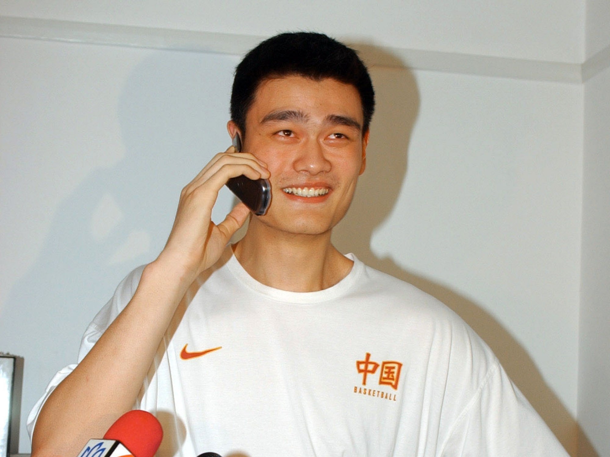 姚明退役了吗(20年了！美媒晒图怀念姚明NBA生涯，曾凡博失利，下一个会是谁？)