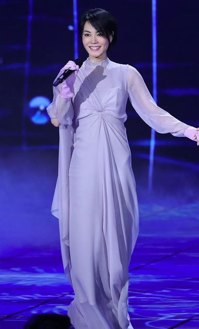 历届央视春晚造型盘点,王菲戴洗碗手套,费翔发型火遍大江南北