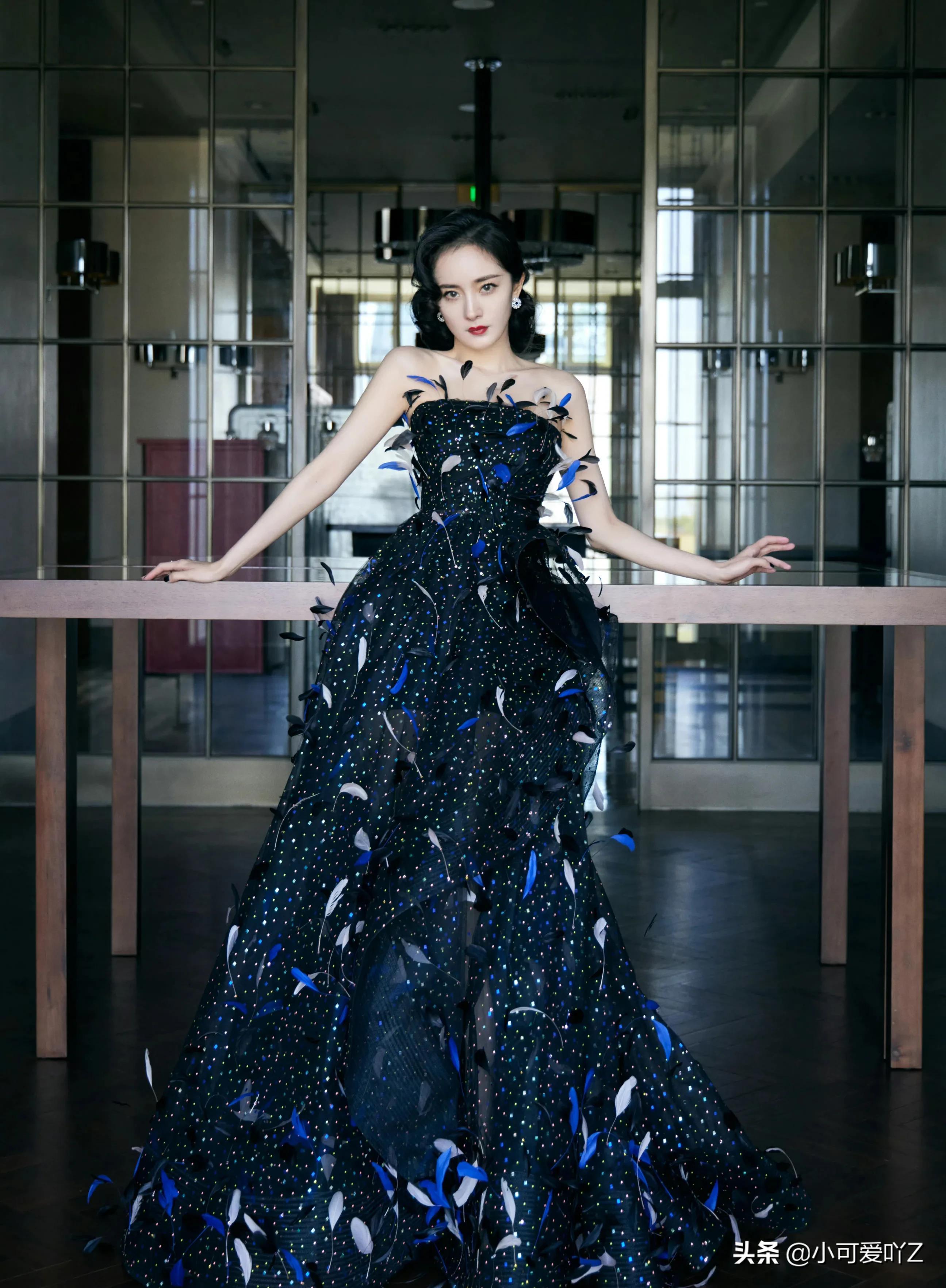 杨幂，复古礼服，波浪卷发，尽显优雅成熟