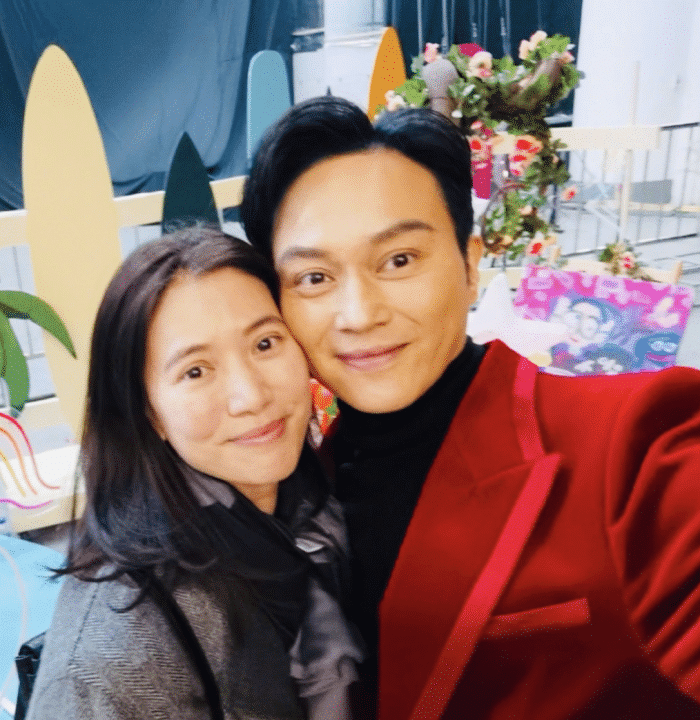 张智霖庆祝结婚21周年，将袁咏仪紧搂怀中，相爱超30年却未办婚礼