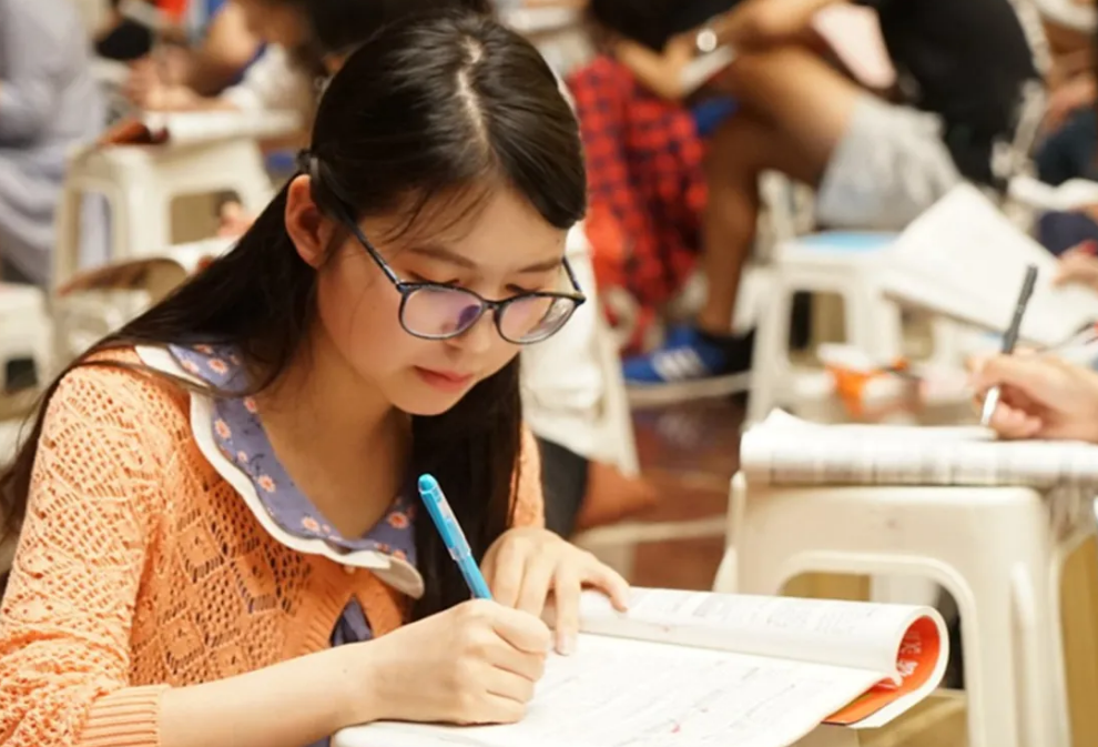 研究生3年要花多少钱？真实数额让人打退堂鼓，普通家庭望而却步