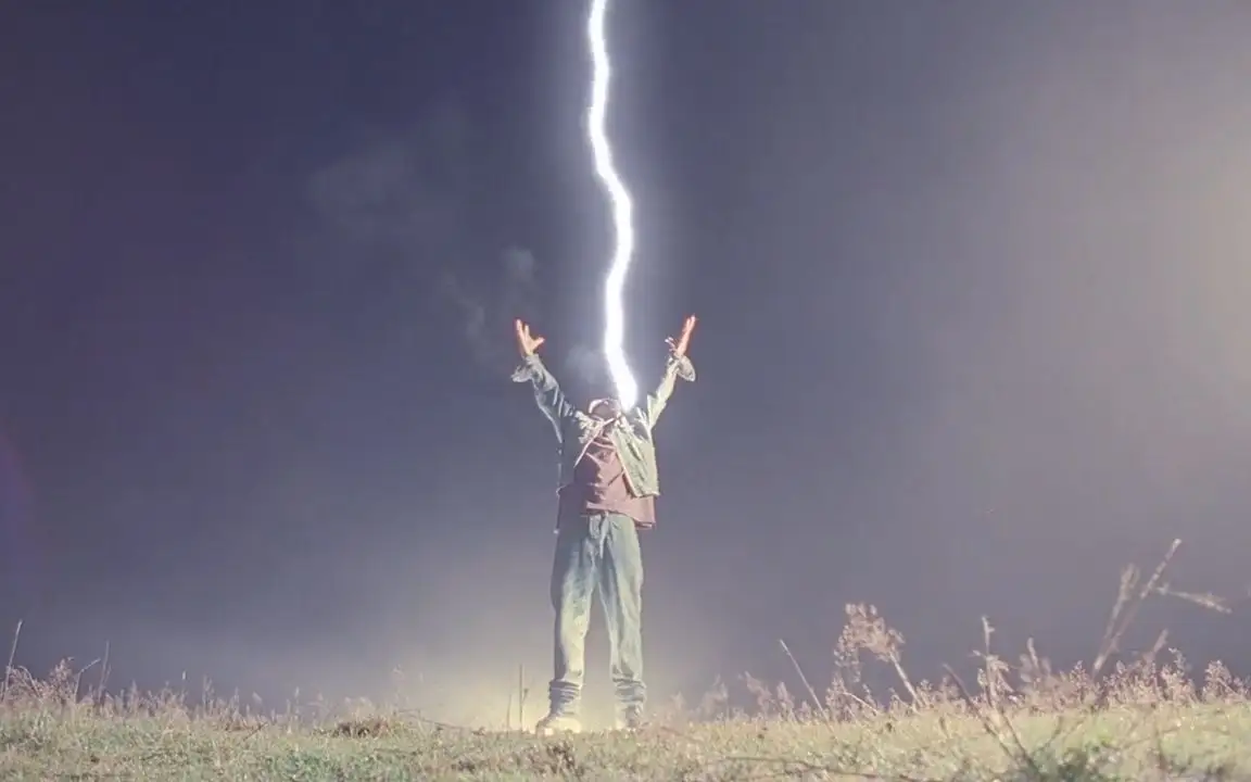 雷电劈人或者劈动物代表着"渡劫",能够承受住天雷的攻击就代表渡劫