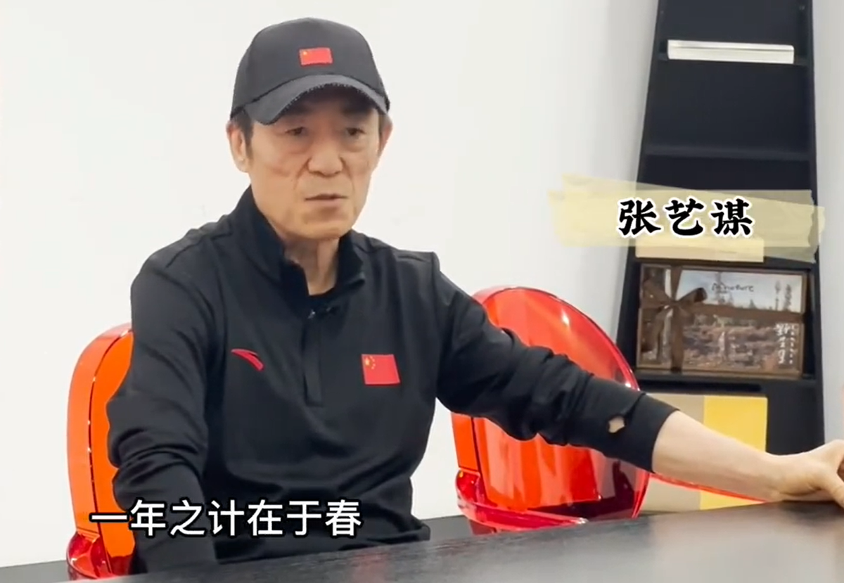 71岁张艺谋办公室内景曝光！桌上摆满蛋糕零食，限量款玩具摆一排