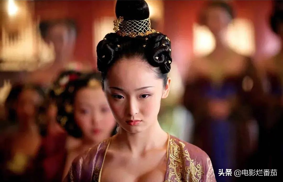 女演员就是李曼,所以影片一经上映,她就成了备受关注的"黄金第一美女"