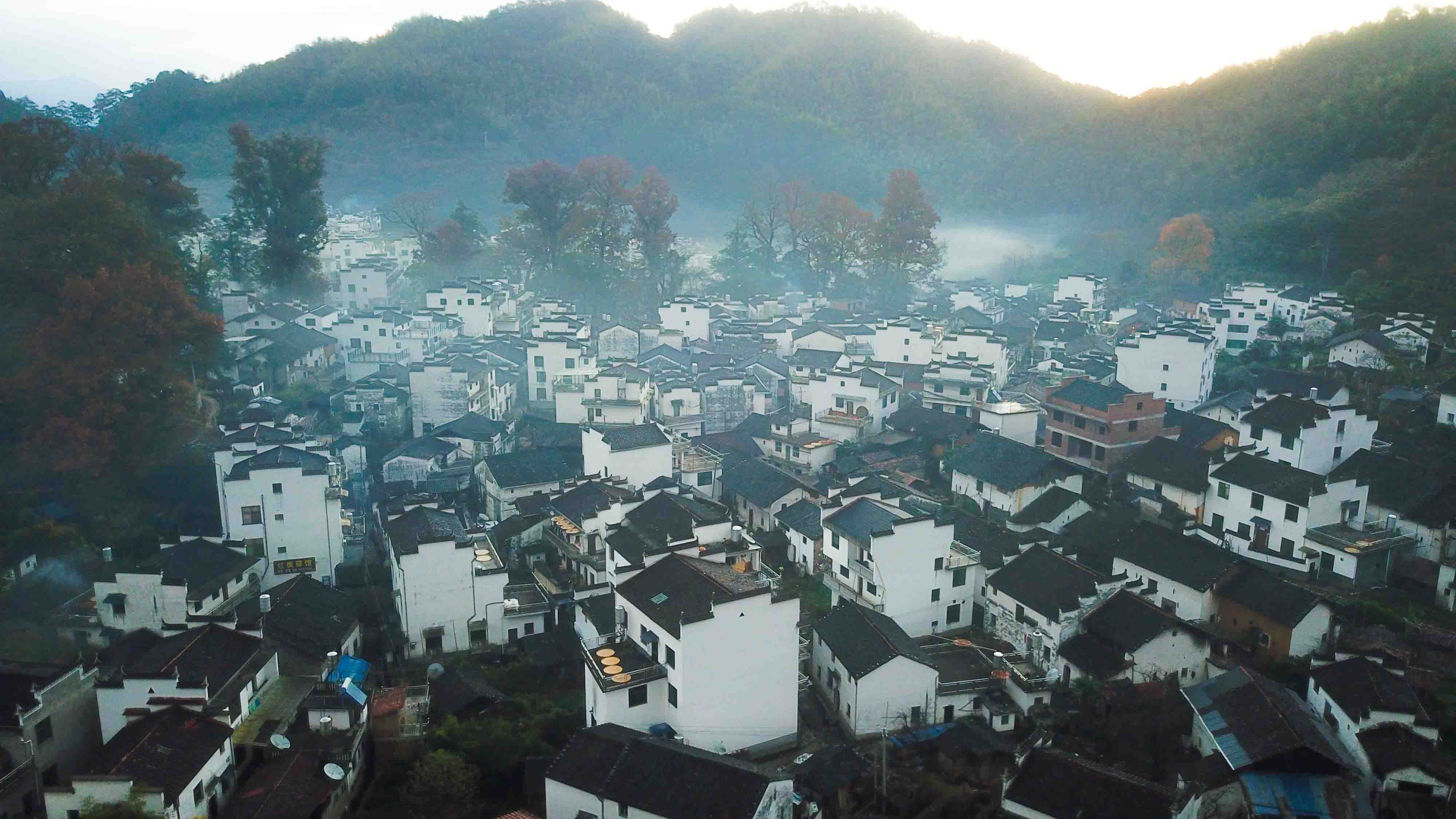 夏天总要看场日出吧！和爱的人一起相约婺源，游玩古香古色的村落