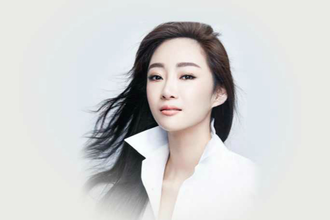 她姓爱新觉罗，2005年出道，长相甜美曾与刘德华合作