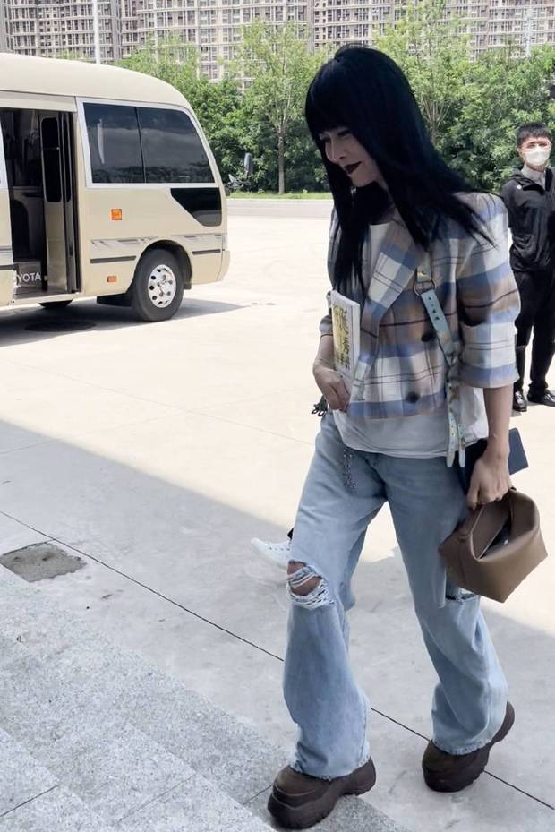 那英录综艺个性黑唇气场全开 休闲穿搭御姐风十足