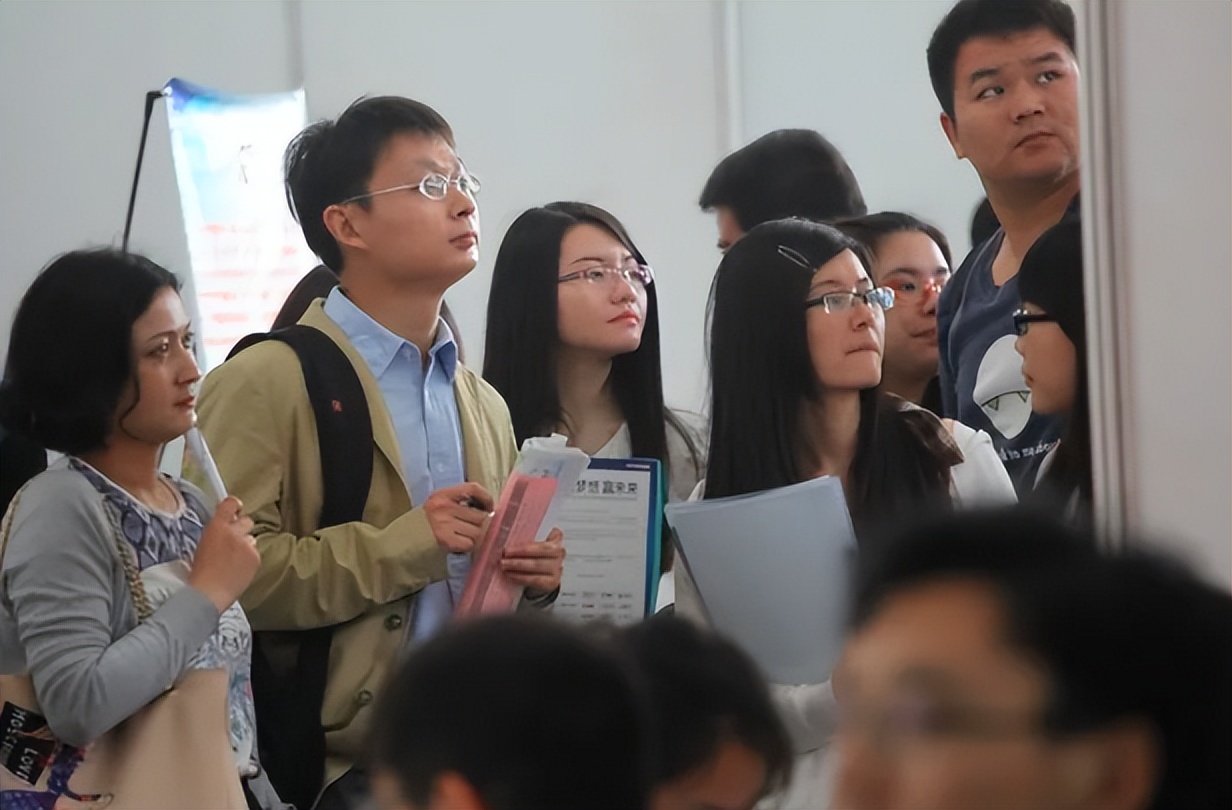 大学生就业5年各专业收入，榜首收入令人羡慕，医学专业仅排第8