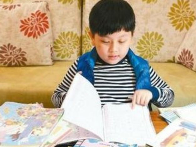 清华大学老师，晒出给儿子的《寒假作息时间表》，字迹工整如印刷