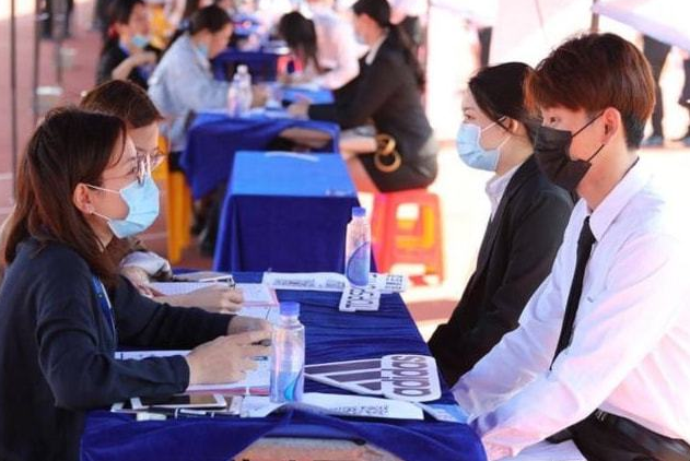 大学生社会最底层（大学生逐渐成为社会）