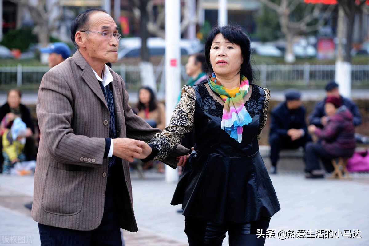 58岁大妈直言：跳交谊舞3个月我就怕了，那些男舞伴个个都很坏
