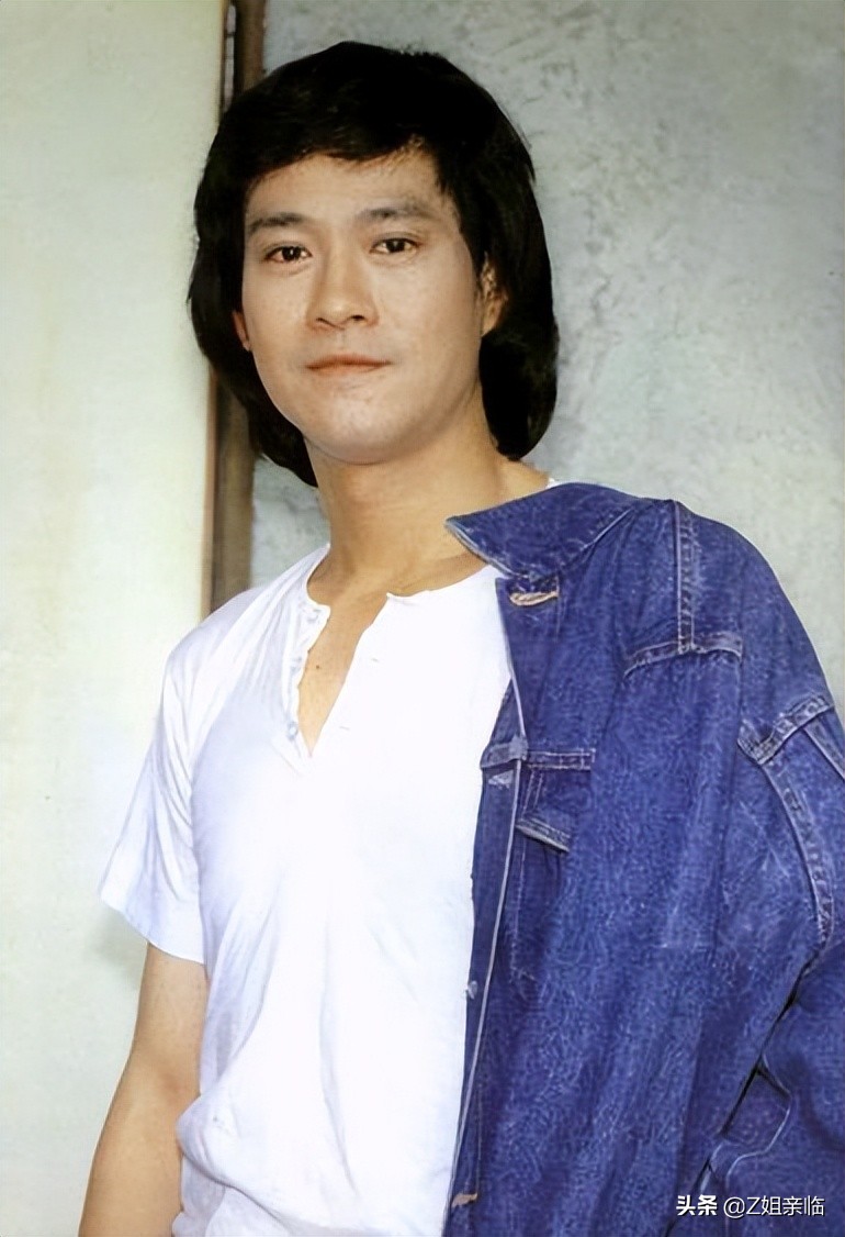 表面是星二代，实际是可怜人，有亲爹像没有，最长38年没见过爸爸