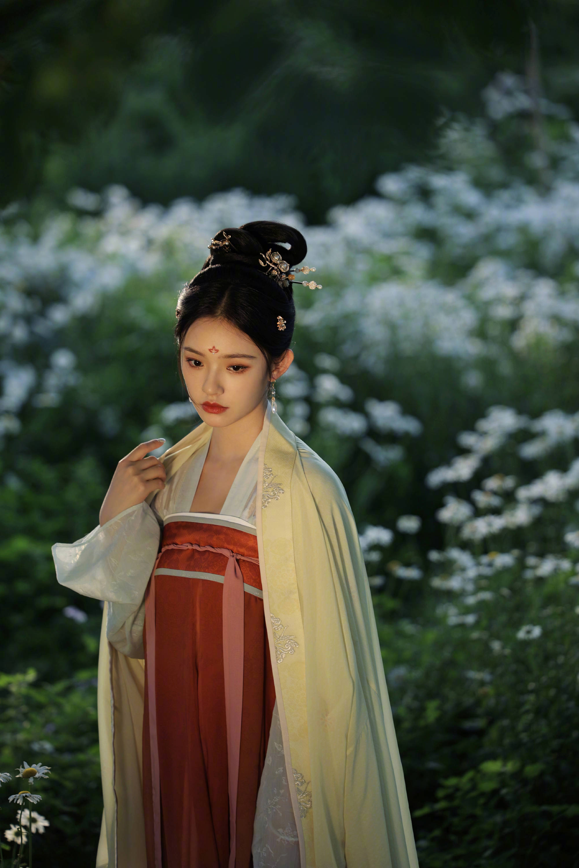 林允晒花间古装大片 手执蒲扇长裙飘逸心动满分