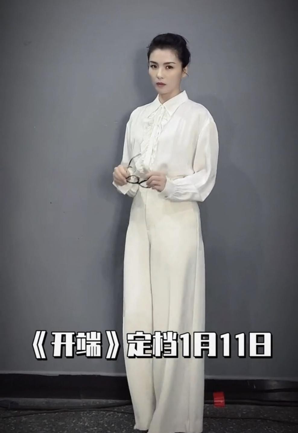 刘涛一改以往优雅形象，剪齐耳短发戴眼镜，一身警察制服帅气无比