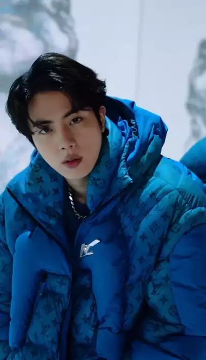 让网友们费解的 LV 长羽绒却被 BTS Jin 完美消化?
