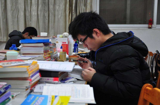 中国2位顶级高考状元，一个远赴美国一个留在国内，生活截然不同