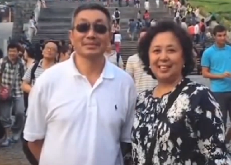 64岁杜源近况罕曝光，戴大金镯子与孙子现身商场，四处闲逛无人识