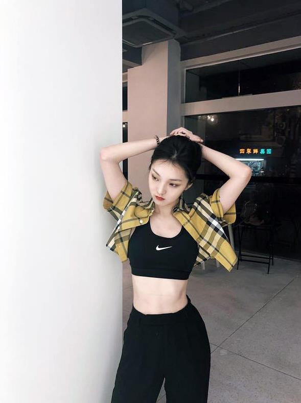 985毕业科班出身，实力不俗被称小邓紫棋，因生病变丑遭外貌羞辱