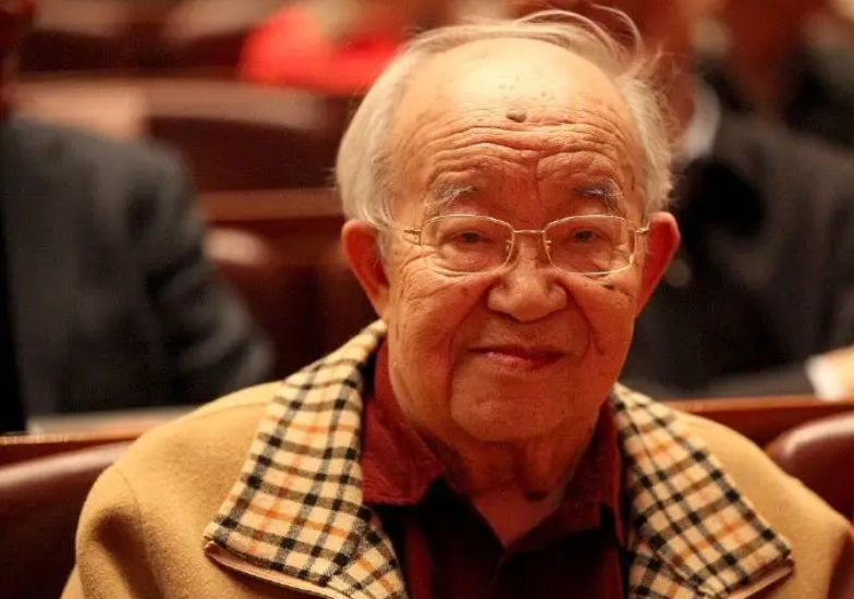 著名词作家乔羽因病去世，享年95岁，代表作有《让我们荡起双桨》