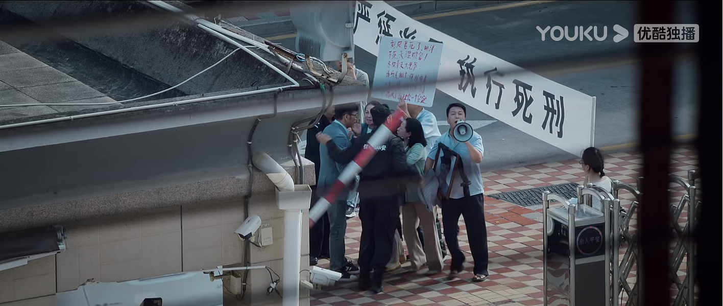 7.7分刷爆豆瓣，先锋国产悬疑剧《庭外》值得所有人入手