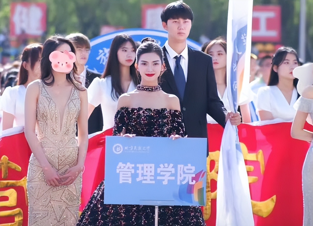 大学运动会举牌女生颜值高，好似迪士尼在逃公主，男生目不转睛