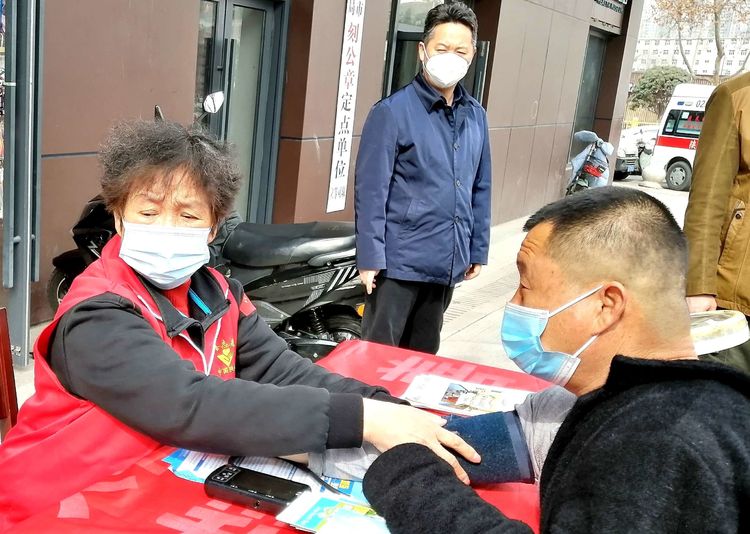 陕西省铁道兵与医疗专家共同开展学雷锋义诊活动 作者：王抗林