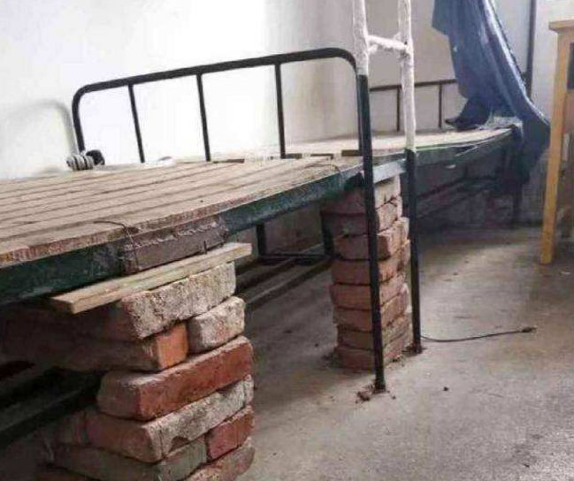 全国最寒酸大学宿舍上榜，环境堪比荒野求生现场，网友看了都摇头