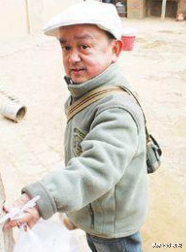 身高1.15米的张伸：44岁娶娇妻后被抛弃，无戏可拍靠小超市为生
