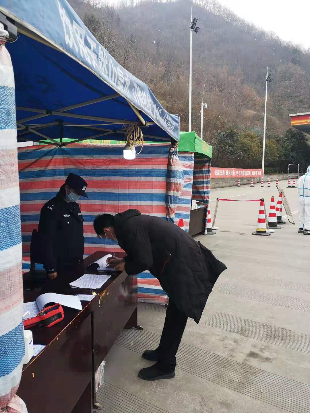 战冰雪 抗疫情——略阳公安全力以赴投入疫情防控工作