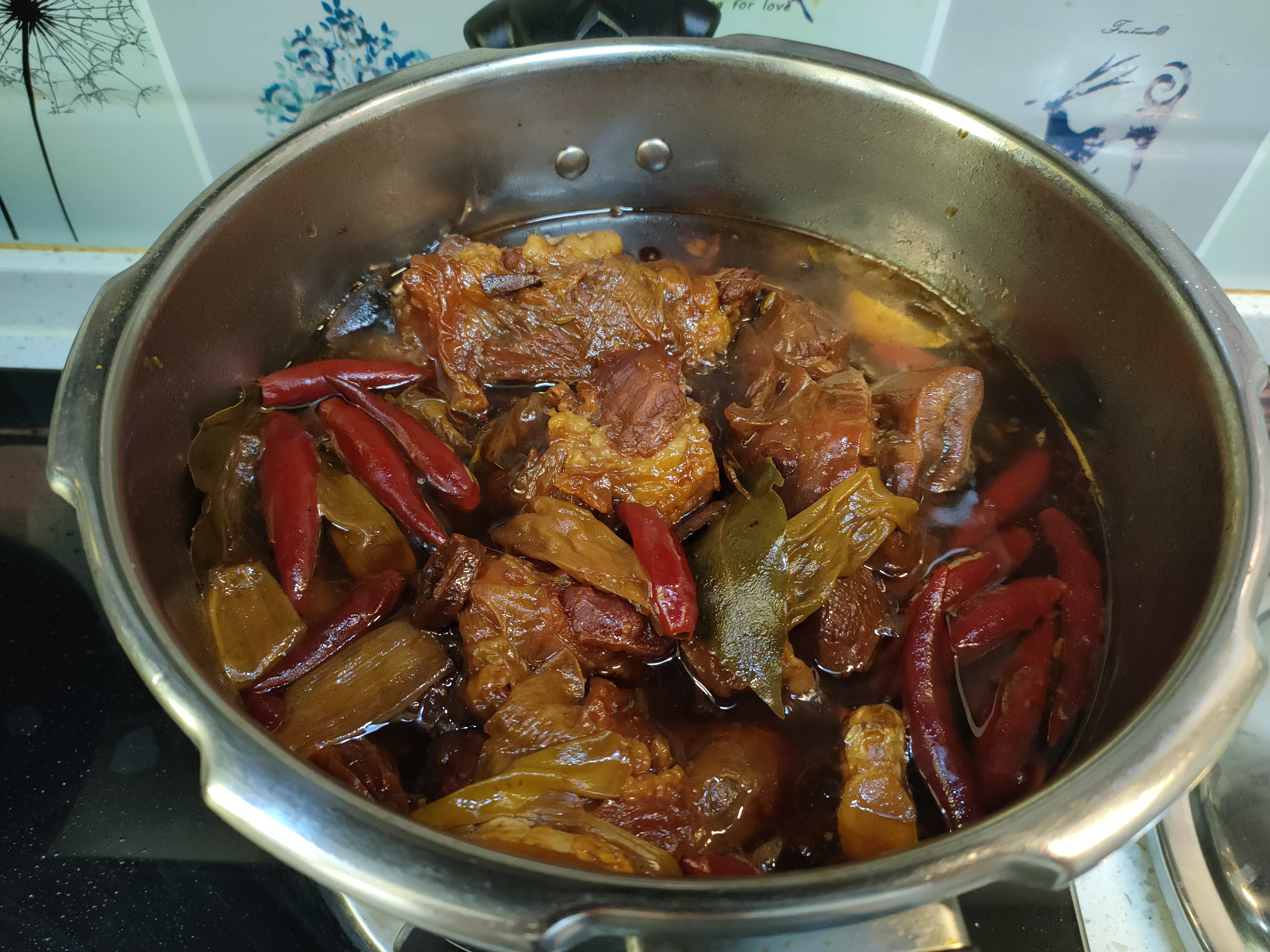 过年做酱牛肉，记住“2炒2泡”的技巧，酱香浓郁、紧实入味不散花