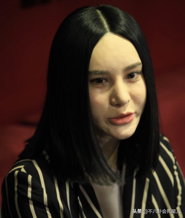 娱乐圈“假下巴”大赏，又尖又翘，一笑下巴原地起飞太吓人