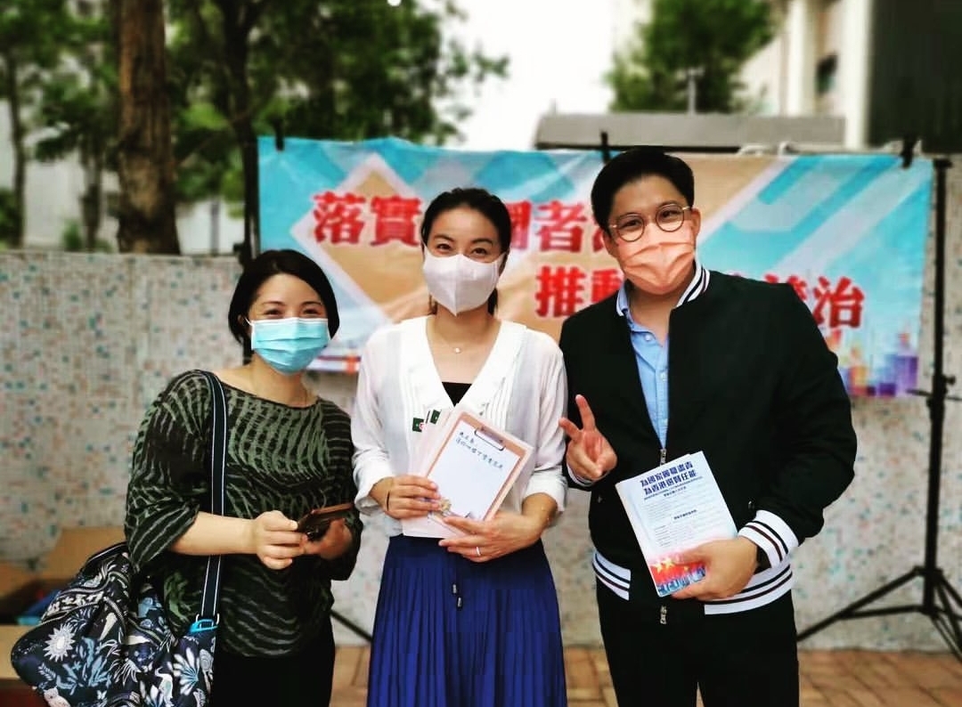 霍启刚带郭晶晶和儿子街头拉选票，亲弟弟一同现身帮宣传尽心尽力