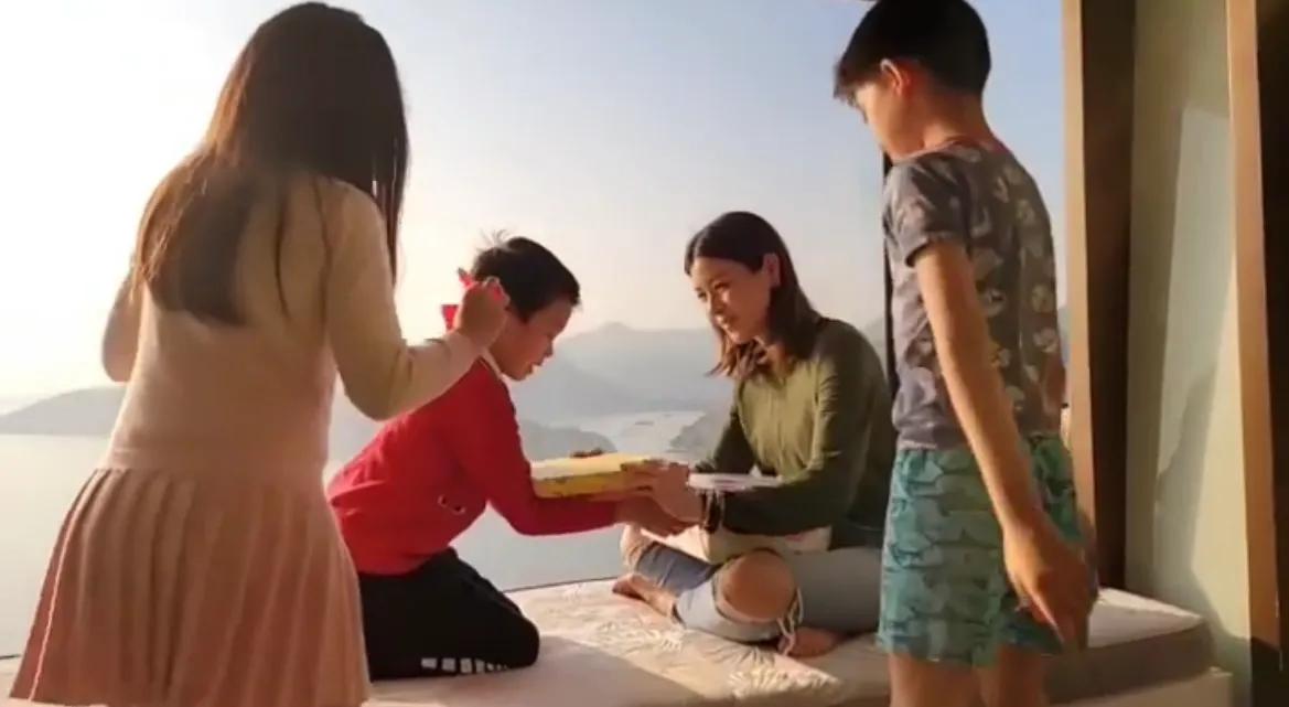 陈茵媺为次子庆7岁生日，家中无敌大海景抢镜，陈豪在家也戴口罩