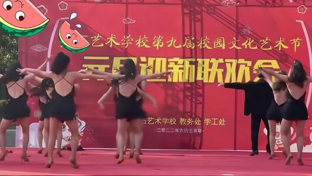 湖北一学校元旦晚会引热议，学生跳舞有些大胆，网友：真的不冷吗