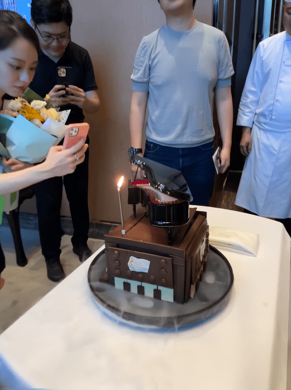 郎朗晒一家三口合照为自己庆生 发文感谢大家祝福
